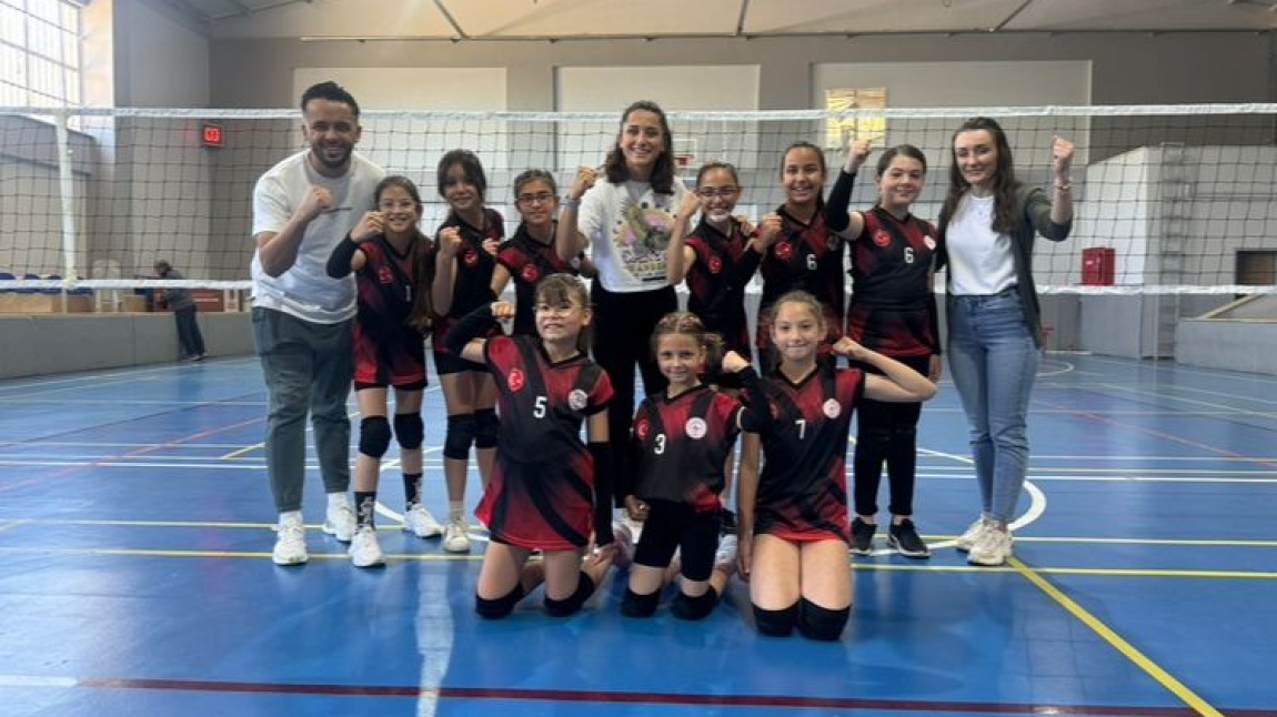 Kız voleybol takımımız il birincisi oldu.